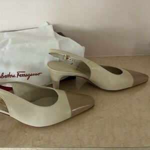 NIB Salvatore Ferragamo Bone & Sand Two-Tone Pump Heels Sz 10 C (wide) Italy